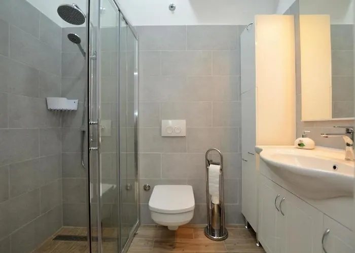 Apartment With Swimming Pool - 24958
