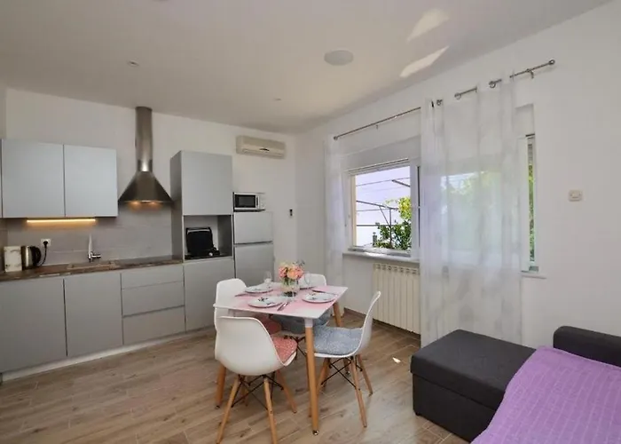 Apartment With Swimming Pool - 24958